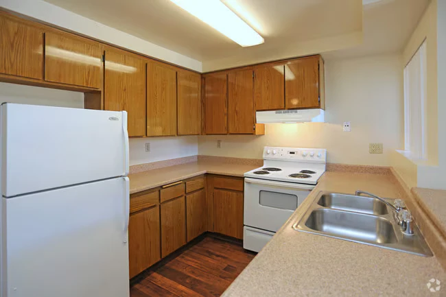 Greenbrier Apartments photo 3