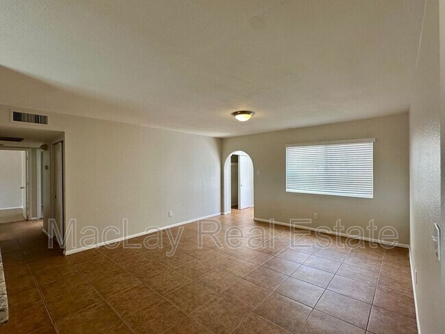 1441 E Diamond Dr Tempe, AZ 85283 photo 2