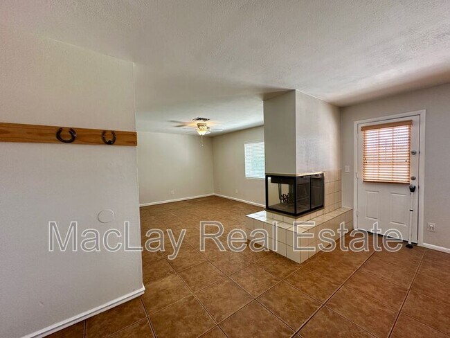 1441 E Diamond Dr Tempe, AZ 85283 photo 4