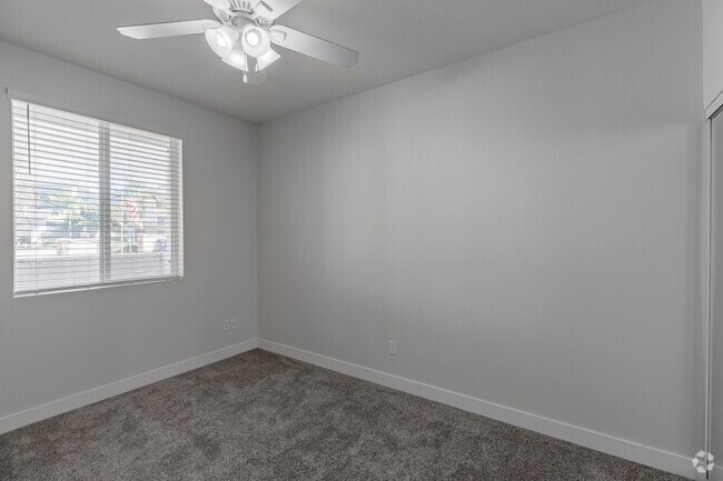 Royal Oaks 55+ Senior Apartment Community photo 2