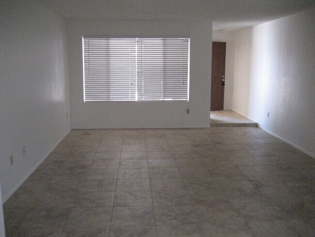 507 E Helena Dr Phoenix, AZ 85022 photo 2