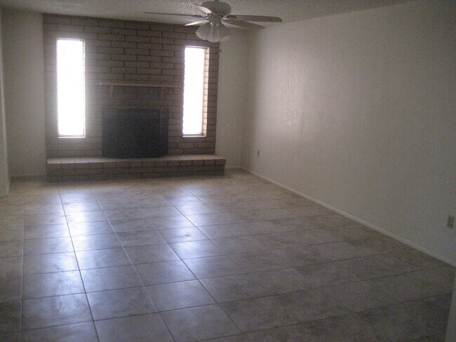 507 E Helena Dr Phoenix, AZ 85022 photo 4
