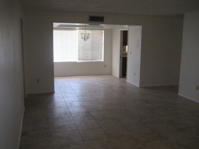 507 E Helena Dr Phoenix, AZ 85022 photo 3