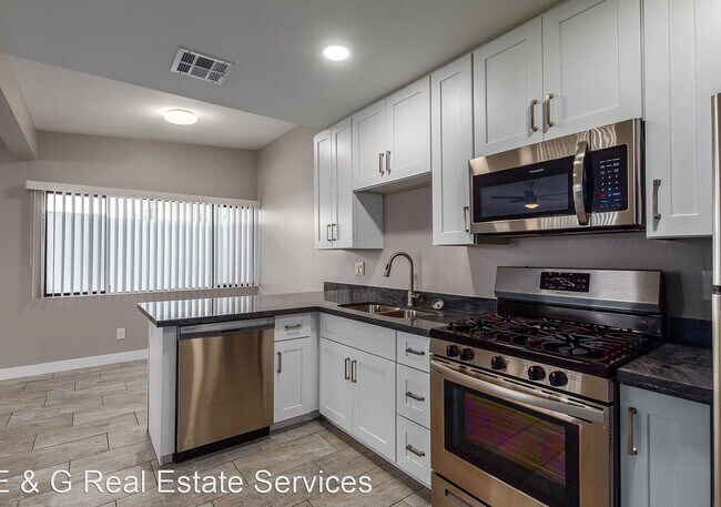 6631 E Earll Dr Scottsdale, AZ 85251 photo 2