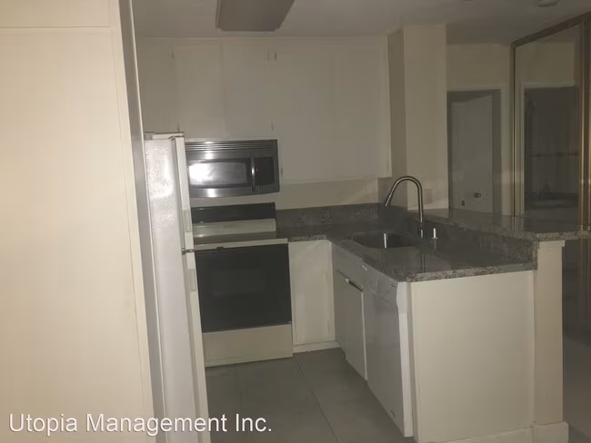 1855 Diamond St San Diego, CA 92109 photo 2