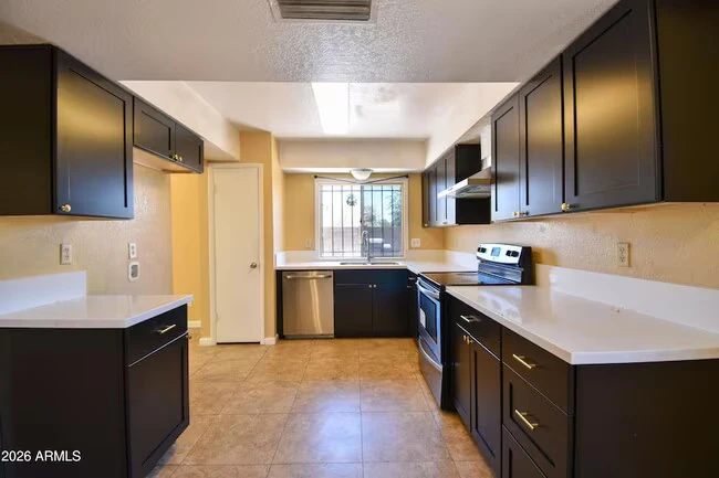 6525 W Mercer Ln Glendale, AZ 85304 photo 5