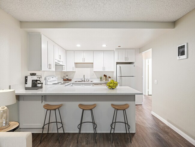 Aztec Campus Apartments *Parking Included* photo 2