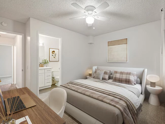 Aztec Campus Apartments *Parking Included* photo 4