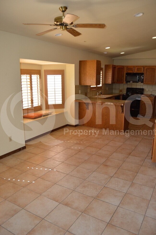 5242 W Fallen Leaf Ln Glendale, AZ 85310 photo 4
