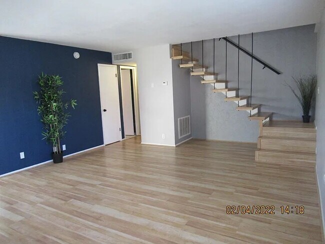 1320 E Bethany Home Rd Phoenix, AZ 85014 photo 2