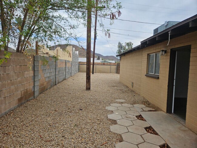 1608-1610 W Becker Ln Phoenix, AZ 85029 photo 3