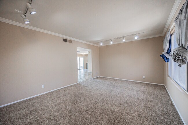 2812 S Cottonwood Dr Tempe, AZ 85282 photo 3