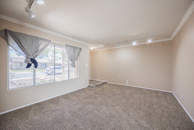 2812 S Cottonwood Dr Tempe, AZ 85282 photo 5