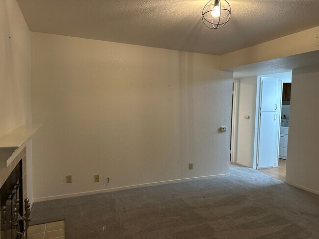 495 Canyon Oaks Dr Oakland, CA 94605 photo 4