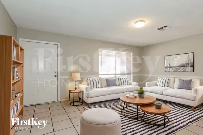 7629 W Flower St Phoenix, AZ 85033 photo 3