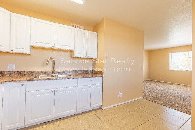 735 E Hazel Dr Phoenix, AZ 85042 photo 3