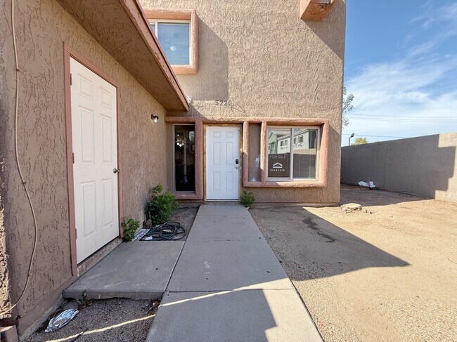 5220 W Lynwood St photo 2