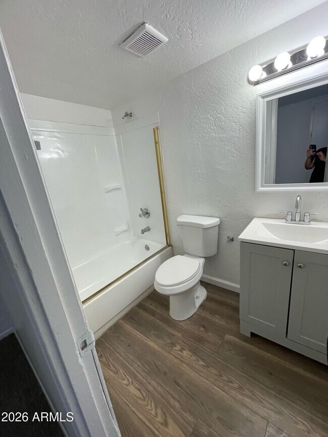 6726 W Monterosa St Phoenix, AZ 85033 photo 4