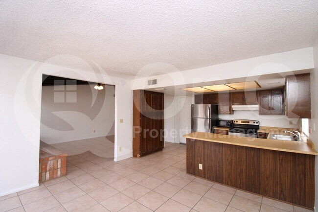 7620 W Wolf St Phoenix, AZ 85033 photo 3