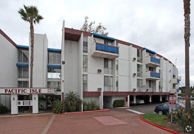 Pacific Isle Condominiums photo 2
