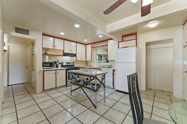 535 S Temple St Room 3 photo 4