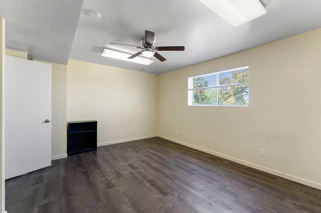 535 S Temple St Room 3 photo 5