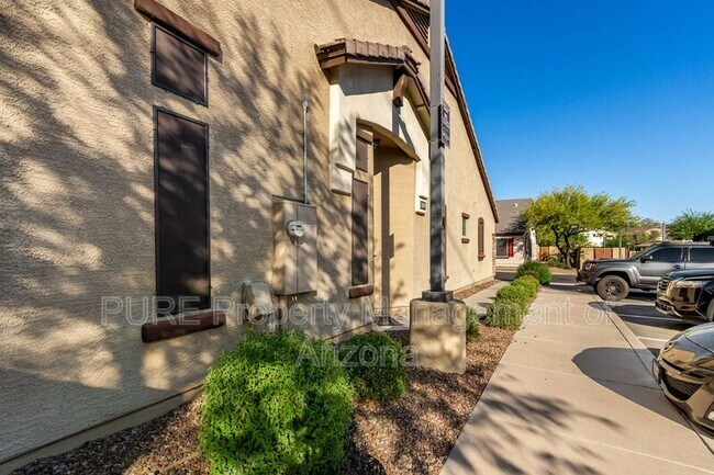 2725 E Mine Creek Rd Phoenix, AZ 85024 photo 4