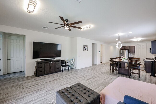 5739 W Jones Ave Phoenix, AZ 85043 photo 3