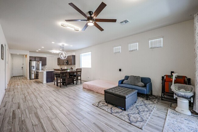 5739 W Jones Ave Phoenix, AZ 85043 photo 2