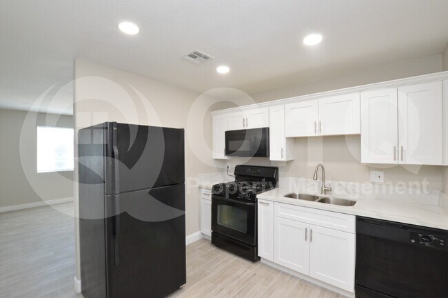 4044 W Burgess Ln Phoenix, AZ 85041 photo 2