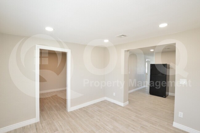 4044 W Burgess Ln Phoenix, AZ 85041 photo 4