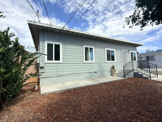 523 N Citrus Ave Vista, CA 92084 photo 2
