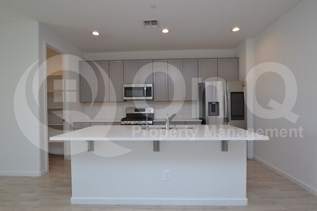 13319 W Red Range Wy Peoria, AZ 85383 photo 3