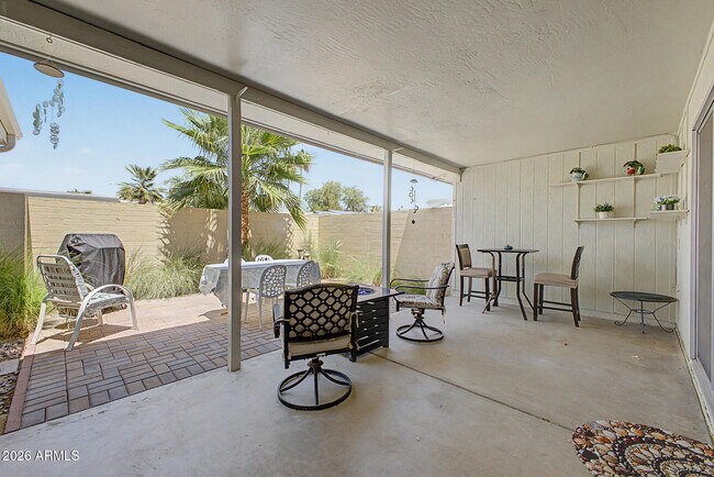 10454 W Palmeras Dr Sun City, AZ 85373 photo 5