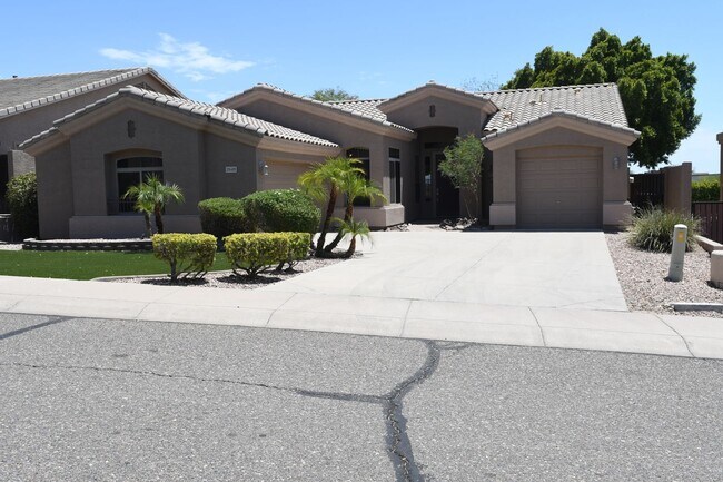 Ideal 3 Br 2 Ba 3 Car Garage Home Near Happy Valley And I-17 In Phoenix photo 3