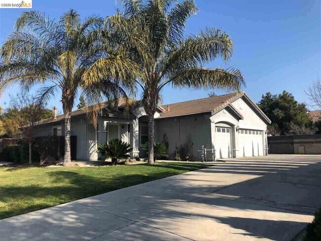 Great Single Story House And Rare 9800 Square Foot Private Lot!