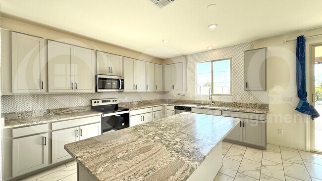 2439 W Kowalsky Ln Phoenix, AZ 85041 photo 4