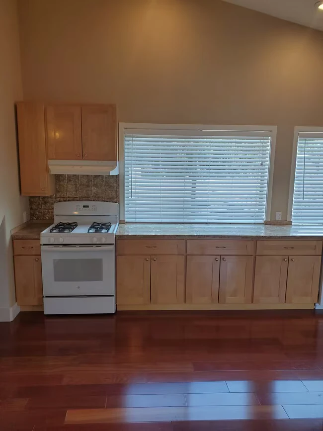 230 Orchard Ave Redwood City, CA 94061 photo 2