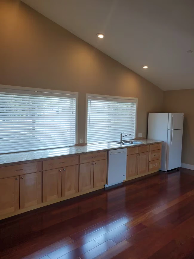 230 Orchard Ave Redwood City, CA 94061 photo 3
