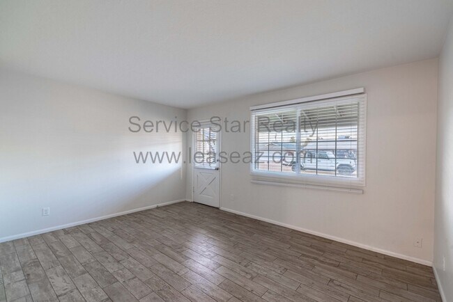 923 E Wesleyan Dr Tempe, AZ 85282 photo 4