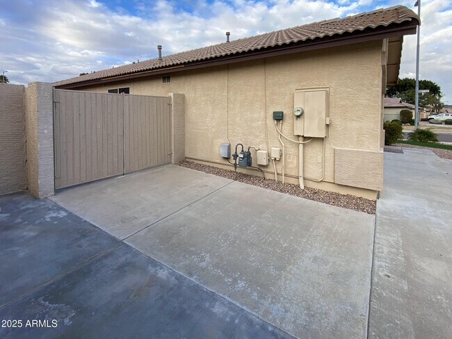 8022 W Salter Dr photo 5