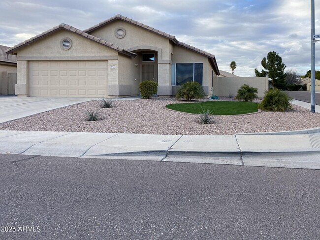 8022 W Salter Dr photo 2