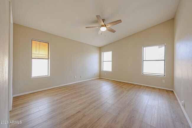 6320 W Paradise Ln Glendale, AZ 85306 photo 2