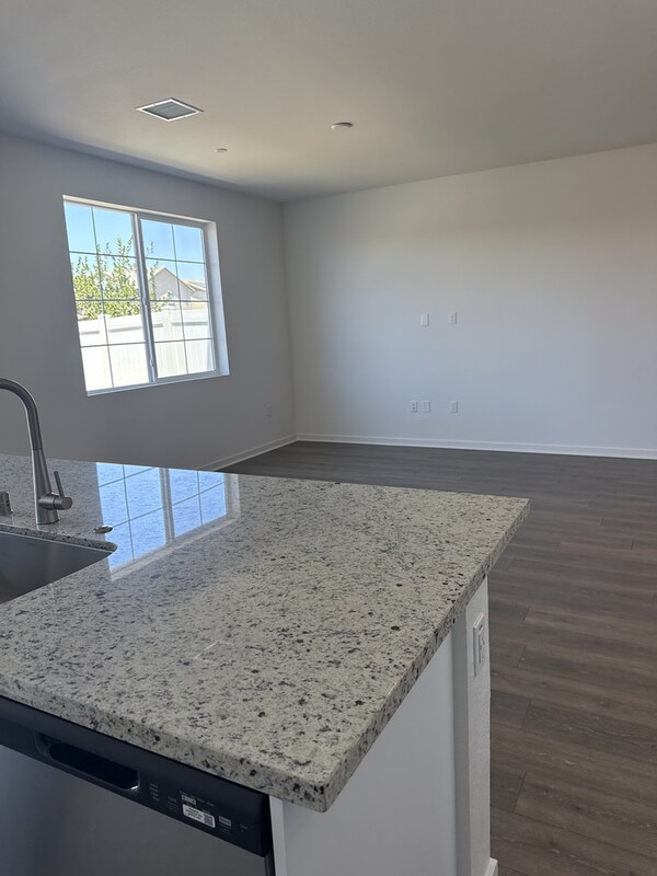 32670 Ventura Ln Winchester, CA 92596 photo 5