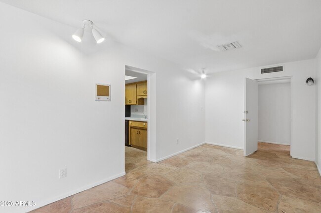 1014 E Balboa Cir Tempe, AZ 85282 photo 4