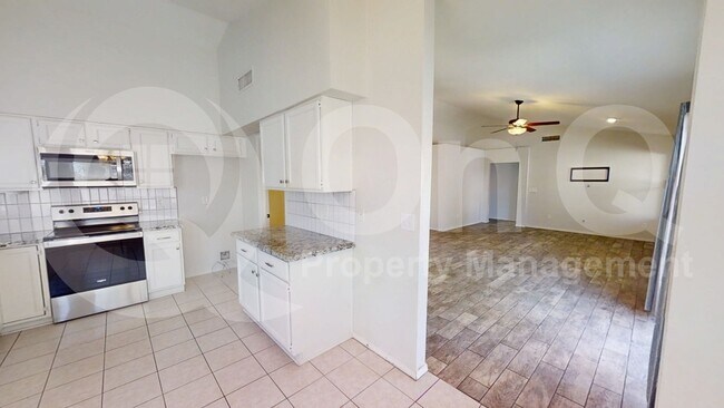 907 N Falcon Dr Gilbert, AZ 85234 photo 4