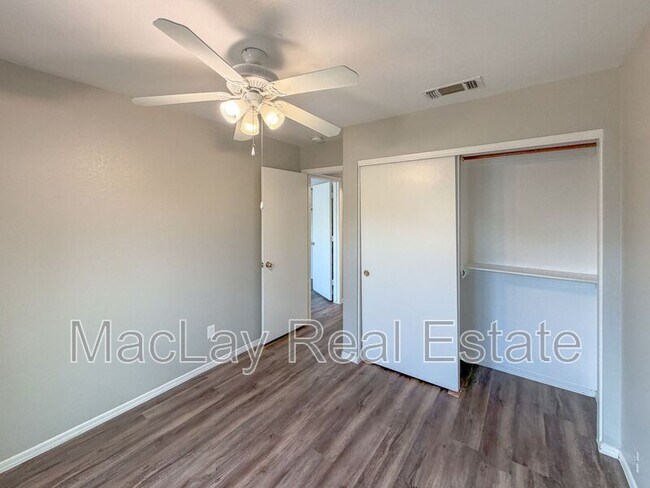 2934 E Blackhawk Dr Phoenix, AZ 85050 photo 2