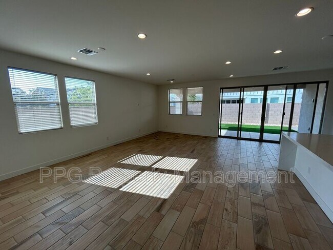11806 N Loma Linda St Surprise, AZ 85388 photo 4
