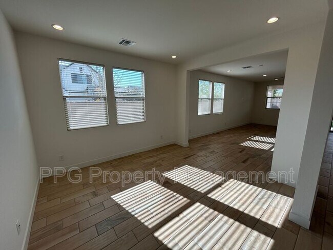 11806 N Loma Linda St Surprise, AZ 85388 photo 5