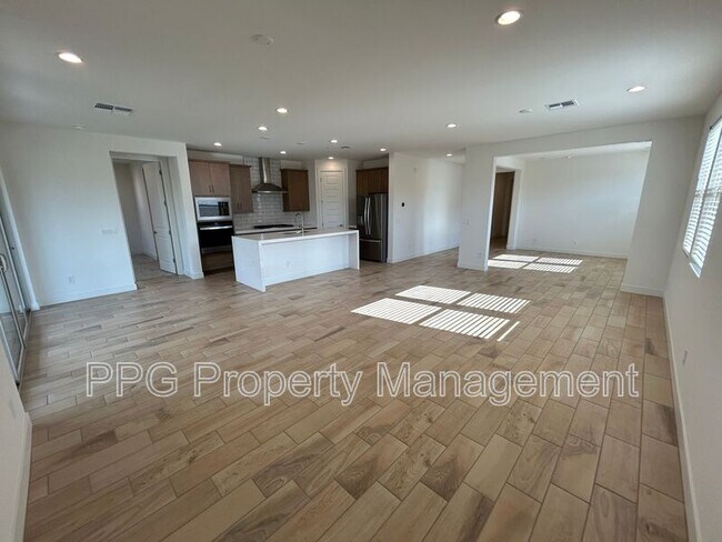 11806 N Loma Linda St Surprise, AZ 85388 photo 3